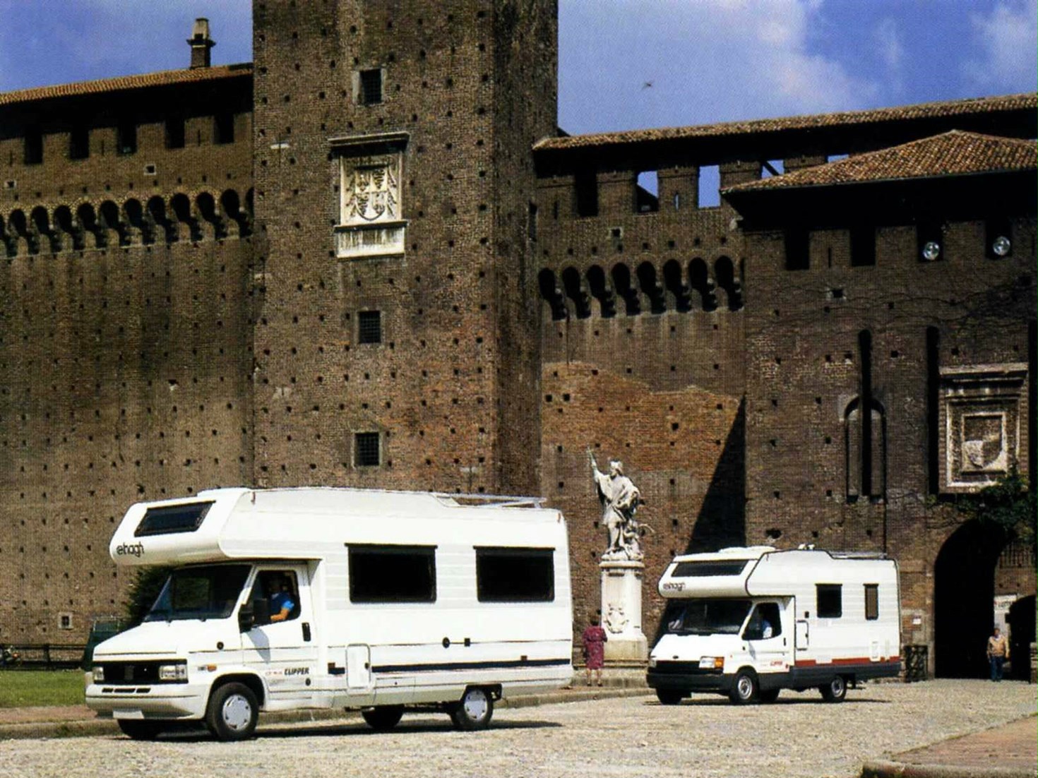 AUTOCARAVANAS VELETA. Nuestras autocaravanas de segunda mano en España ofrecen una combinación única de calidad, comodidad y funcionalidad. Nuestras caravanas de ocasión están cuidadas hasta el más mínimo detalle y ofrecemos un servicio posventa impecable. Las autocaravanas de ocasión que vendemos pertenecen a los modelos más populares. Siempre con espacio suficiente para alojar a toda la familia o a un grupo de amigos, estas autocaravanas de ocasión son ideales para aquellos que desean disfrutar de la vida al aire libre sin renunciar a las comodidades del hogar. Nuestros campings cars, disponen además de características como cocinas completas, baños, y camas cómodas, estas autocaravanas son su hogar de ocasión sobre ruedas. Si está buscando una autocaravana de ocasión y de segunda mano, en Autocaravanas Veleta encontrará una amplia variedad de opciones que seguramente se ajustan a sus necesidades y presupuesto. No dude en llamarnos o visitarnos y le ayudaremos a encontrar su hogar sobre ruedas perfecto. Productos destacados: Autocaravanas Ocasión Consejos para comprar una autocaravana de segunda mano: 1. Presupuesto aproximado de la autocaravana de segunda mano 2. Cuántas personas van a usar la autocaravana de segunda mano 3. ¿Perfilada, capuchina o integral? 4. Cómo es el diseño y distribución interior 5. Estado del motor la autocaravana de segunda mano. En autocaravanas Veleta destacamos a nivel nacional por tener las mejores autocaravanas de ocasión de España en perfecto estado de conservación, y prácticamente como nuevas. Una vez que las autocaravanas de ocasión llegan a nuestras instalaciones, nuestros técnicos cualificados hacen una exhaustiva revisión de más de 30 puntos en el vehículo, certificando así el perfecto funcionamiento y el correcto estado de la autocaravana de segunda mano y de ocasión al completo.