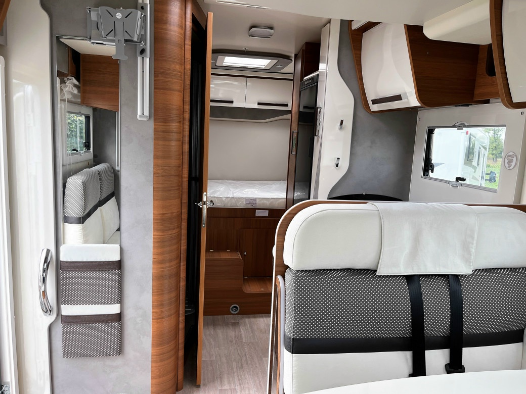 Comprar una autocaravana de segunda mano o un camping car usado puede ser una gran opción para aquellos que buscan disfrutar de todas las comodidades de viaje que ofrece un vehículo recreativo y de su libertad para ir al fin del mundo