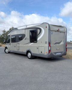 Integral BAVARIA I690 Autocaravanas Sierra Nevada empresa con más de 20 años de experiencia en el sector de venta de ocasión os ofrece esta magnífica casa rodante. Para más información o precio consulté en nuestra página web www.autocaravanassierranevada.com o haga click en nuestro enlace https://autocaravanassierranevada.com/listings/bavariai690/ ¿Quieres pagar a plazos? Llama y te informamos sin compromiso 617795719 621251555 Extras MOTOR:Fiat Ducato 2.3 MultiJet 130cv AÑO: 2010 KM:72.000 Medidas: 6,90m x 2,90m Plazas viajar: 4 Plazas dormir: 4 * Medida Garaje: (1,30m x 2,00m x 0,80m) * Camas (Francesa/ Colgante en cabina) Extras: Aire acondicionado (de motor) Velocidad de Crucero Cierre centralizado Espejos eléctricos Elevalunas eléctricos(sólo conductor) Radio (2DIN-CD-AUX) Asientos giratorios OscurecedoresREMIS en cabina completa Mosquiteras en ventanas, claraboyas y puerta principal Claraboyas transparentes y Claraboya xxl en salón Frigo THETFORD (220v, Gas, 12v, Auto) 150L capacidad Horno Extractor de humos Ducha con mampara interior de aseo Batería de 100ah. 2 Placa solar de 100w. Calefacción Truma Combi 2 Tv 12v. (TDT-HDMI-USB-DVD) Escalón eléctrico de aluminio Toldo THULEde 4,5m. Portabicis para 2 Ducha exterior Maletero lateral extraíble Neumáticos reforzados especial camper #autocaravanastyle #viajarconniños #viajarenautocaravanaconniños #roadtrip #autocaravanaadventure #ventadeautocaravanas #autocaravanassierranevada #autocaravantravel #autocaravanaenlaplaya #kitcamping #differentholidays #camaisla #motorhome #caravanas1000 #camper