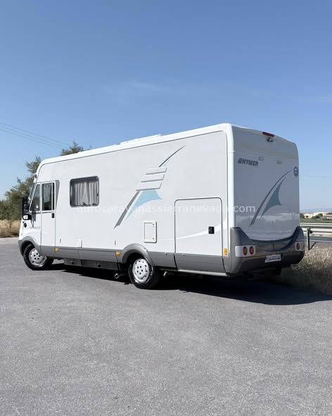 Integral Hymer B 614 SL Autocaravanas Sierra Nevada empresa con más de 20 años de experiencia en el sector de venta de ocasión os ofrece esta magnífica casa rodante. Para más información o precio consulté en nuestra página web www.autocaravanassierranevada.com o haga click en nuestro enlace https://autocaravanassierranevada.com/.../hymer-b-614-sl-3/ ¿Quieres pagar a plazos? Llama y te informamos sin compromiso 617795719 621251555 Extras MOTOR: Fiat Ducato 2.8 JTD 145cv AÑO: 2005 KM: 87.000 Medidas: 6,80m x 2,90m Plazas viajar: 4 Plazas dormir: 4 * Medida Garaje con doble portón : (1,90m x 1,50m x 1,20m) * Camas (Transversal / Colgante en cabina) * Chasis ALKO EXTRAS: Aire acondicionado(de motor) A.S.R (Sistema antiderrapaje) Elevalunas eléctricos (sólo conductor) Radio CD Cámara de visión trasera Asientos giratorios Oscurecedores REMIS en cabina completa Mosquiteras en ventanas y claraboyas Claraboya xxl en salón Frigo DOMETIC (220v, Gas, 12v, Auto) 150L capacidad Horno Extractor de humos Ducha con mampara dentro de aseo Batería de 100ah. Placa solar de 100w. Calefacción Trumatic C Escalón eléctrico de aluminio Toldo OMNISTOR de 4,5m. Patas estabilizadoras Maleteros laterales con acceso al doble suelo Neumáticos reforzados marca MICHELIN especial camper #autocaravanastyle #viajarconniños #viajarenautocaravanaconniños #roadtrip #autocaravanaadventure #ventadeautocaravanas #autocaravanassierranevada #autocaravantravel #autocaravanaenlaplaya #kitcamping #differentholidays #camaisla #motorhome #caravanas1000 #camper