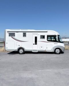 Autocaravana integral RAPIDO 966DF Autocaravanas Sierra Nevada empresa con más de 20 años de experiencia en el sector de venta de ocasión os ofrece esta magnífica casa rodante. Para más información o precio consulté en nuestra página web www.autocaravanassierranevada.com o haga click en nuestro enlace https://autocaravanassierranevada.com/listings/rapido966df/ ¿Quieres pagar a plazos? Llama y te informamos sin compromiso 617795719 621251555 Extras MOTOR: Fiat Ducato 3.0 MultiJet 180cv AÑO: 2014 KM: 103.000 Medidas: 7,00m x 2,90m Plazas viajar: 4 Plazas dormir: 4 * Medida Garaje con doble portón : (2,15m x 1,20m x 1,20m) * Camas (Gemelas / Colgante en cabina) * CADENA Extras: Aire acondicionado(de motor) AirBag (conductor y copiloto) Velocidad de Crucero Cierre centralizado Espejos eléctricos Elevalunas eléctricos (sólo conductor) Radio (2DIN-CD-USB-BT) Cámara de visión trasera(en radio) Asientos giratorios Oscurecedores REMIS en cabina completa Mosquiteras en ventanas, claraboyas y puerta principal Claraboyas transparentes y Claraboya xxl en salón Frigo DOMETIC (220v, Gas, 12v, Auto) 160L capacidad Extractor de humos Ducha con mampara dentro de aseo Batería de 100ah. Placa solar de 100w. Calefacción Truma Combi y Truma combi E Escalón de doble peldaño integrado Toldo THULE de 4,5m. Baca de aluminio Ducha exterior Maleteros laterales Grandes huecos de almacenaje bajo camas gemelas Neumáticos reforzados especial camper #autocaravanastyle #viajarconniños #viajarenautocaravanaconniños #roadtrip #autocaravanaadventure #ventadeautocaravanas #autocaravanassierranevada #autocaravantravel #autocaravanaenlaplaya #kitcamping #differentholidays #camaisla #motorhome #caravanas1000 #camper