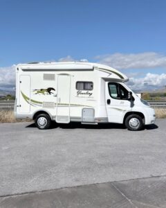 Perfilada McLouis YEARLING SERIE LIMITEE 32 Autocaravanas Sierra Nevada empresa con más de 20 años de experiencia en el sector de venta de ocasión os ofrece esta magnífica casa rodante. Para más información o precio consulté en nuestra página web www.autocaravanassierranevada.com o haga click en nuestro enlace https://autocaravanassierranevada.com/.../mclouis.../ ¿Quieres pagar a plazos? Llama y te informamos sin compromiso 617795719 621251555 Extras MOTOR: Fiat Ducato 2.3 MultiJet 130cv AÑO: 2012 KM:83.000 Medidas: 5,80m x 2,90m Plazas viajar: 4 Plazas dormir: 4 * Medida Garaje: (0,40m x 1,10m x 0,70m) * Camas (Colgante eléctrica en salón ySalón convertible) * Suspensión Neumática Extras: Aire acondicionado (de motor) AirBag(conductor y copiloto) Velocidad de Crucero Cierre centralizado(en cabina) Espejos eléctricos Elevalunas eléctricos Radio (CD-AUX) Asientos giratorios OscurecedoresREMIS en cabina completa Mosquiteras en ventanas, claraboyas y puerta principal Claraboyas transparentes y Claraboya panorámica xxl en cabina Frigo DOMETIC (220v, Gas, 12v, Auto) 160L capacidad Ducha con mampara dentro de aseo Batería de 100ah. Placa solar de 100w. Calefacción Truma Combi Tv 12v. (LCD-HDMI-USB-DVD) Escalón de doble peldaño integrado Toldo TRISTOR de 3m. Portabicis FIAMMA para 2 2 Cierres de seguridad FIAMMA Neumáticos reforzados especial camper #autocaravanasgranada #autocaravanaocasion #autocaravanasdeocasion #ventaautocaravana #compraautocaravana #autocaravanabarata #caravaningandalucia #autocaravanasur #granadaturismo #granadaocasion #andaluciavanlife #vanlife #camperlife #motorhome #campervan #viajarenautocaravana #caravaninglife #aventuraenruta #viajeslibres #escapadarural #naturalezaylibertad #viajarporelmundo #rutavanlife #descubreespaña #autocaravanaspai