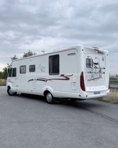 Full RAPID 9009 DFH Sierra Nevada Motorhome, a company with more than 20 years of experience in the second-hand sales sector, offers you this magnificent motorhome. For more information or price check our website www.autocaravanassierranevada.com or click o️ on our link https://autocaravanassierranevada.com/.../autocaravana.../ Do you want to pay in installments? Call and we will inform you without obligation 617795719 621251555 Extras -ENGINE: Fiat Ducato 3.0 Multiset 160cv/ARTNET C -YEAR: 2009 -KM:142.000 -Exterior vehicle measurements: 7.80m x 3.00m - Places to travel: 4 -Sleeping Seats: 4 -Measurement Garage: (2,00m x 1,00m x 0.30m) -Beds (SEMI-ISLAND/ Cabin Hanging) -ALSO Chassis + Torque Bars -Supply chain EQUIPMENT: -Air Conditioning (Motor) -Airbag (driver and copilot) -A.S.R (Sistema antiderrapaje) -Cruise Speed -Close down centralized -Electric elevators (driver only) -Radio (CD-AUX) -Swivel seats -REMIX Full Cabin Dimmers Mosquito nets on windows, skylights and front door -Transparent skylights and skylights Allen salon -Air conditioner at 12v -DOMESTIC Refrigerator (220v, Gas, 12v, Auto) 150L capacity -Oven -Smoke Extractor -Shower with Samara inside the toilet -WC with SO -100 ah battery. -100w solar panel. -Heating Trauma Combi -Integrated double foot step -4m in the dream tent. -Aluminum post -Stabilizing legs -Bike rack for 2 -2 Security Shutters -Outdoor Shower -Side Trunks -Special Camper Reinforced Tires #autocaravanasgranada #autocaravanaocasion #autocaravanasdeocasion #ventaautocaravana #compraautocaravana #autocaravanabarata #caravaningandalucia #autocaravanasur #granadaturismo #granadaocasion #andaluciavanlife #vanlife #camperlife #motorhome #campervan #viajarenautocaravana #caravaninglife #aventuraenruta #viajeslibres #escapadarural #naturalezaylibertad #viajarporelmundo #rutavanlife #descubreespaña #autocaravanaspain