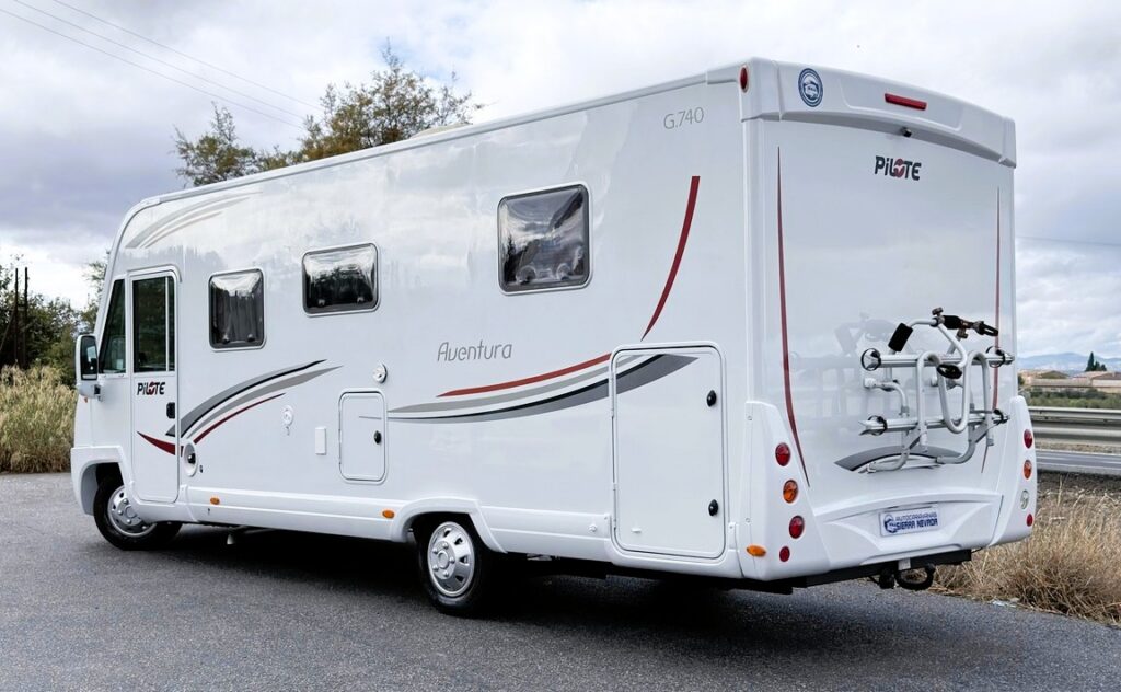 INTEGRAL PILOTE AVENTURA G740 Autocaravanas Sierra Nevada, empresa con más de 20 años de experiencia en el sector de venta de ocasión, os ofrece esta magnífica casa rodante. Para más información o precio consulté en nuestra página web. www.autocaravanassierranevada.com o haga click en nuestro enlace https://autocaravanassierranevada.com/.../pilote.../ ¿Quieres pagar a plazos? Llama y te informamos sin compromiso 617795719 621251555 EQUIPAMIENTO Y EXTRAS MOTOR: Fiat Ducato 2.3 Multijet 130cv AÑO: 2010 KM: 82.000km Medidas exteriores: 7,40m x 2,90m Plazas viajar: 4 Plazas para dormir: 4 Extras y Equipamiento: * Medida maletero con doble portón: (2,20m x 1,00m x 0,85m) * Camas (Colgante en cabina/Isla) - Aire acondicionado de motor - Velocidad de crucero - Cierre centralizado - Espejos eléctricos - Elevalunas eléctricos(Conductor) - Radio (CD-AUX-USB-BT) - Camara de Visión trasera - Asientos giratorios - Oscurecedores en cabina Remis - Mosquiteras en ventanas y claraboyas - Claraboya XXL en salòn - TurboVent en cama trasera - Frigo THETFORD (220v, Gas, 12v, Auto) 149L capacidad - Ducha con mampara separada de aseo - 1 Baterías de 95ah. - 2 Placa solar de 100w. - Calefacción Truma Combi - Tv 12v. (HDMI) - Escalón manual - Toldo FIAMMA de 4m. - Portabicis FIAMMA para 2 - Bola de Remolque - Neumáticos reforzados especial camper #autocaravanasgranada #autocaravanaocasion #autocaravanasdeocasion #ventaautocaravana #compraautocaravana #autocaravanabarata #caravaningandalucia #autocaravanasur #granadaturismo #granadaocasion #andaluciavanlife #vanlife #camperlife #motorhome #campervan #viajarenautocaravana #caravaninglife #aventuraenruta #viajeslibres #escapadarural #naturalezaylibertad #viajarporelmundo #rutavanlife #descubreespaña