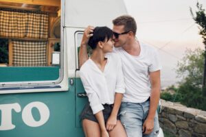 Le nouveau spécialiste du camping-car d’occasion à Rennes Depuis près de six ans, Vendezvotrecampingcar.com accompagne les particuliers dans la vente ou l’achat de leur véhicule de loisirs d’occasion (camping-car, van aménagé). « Notre expertise dans le domaine nous permet d’accompagner les acheteurs et les vendeurs dans leur projet en leur offrant une expérience transparente et fluide pour un maximum de sérénité, » explique Steven Guérir, fondateur du réseau Vendezvotrecampingcar.com. L'entreprise, qui a vu le jour en Normandie, est déjà présente à Rouen et à Caen à travers deux agences de proximité.   Aujourd'hui, le réseau étend sa présence dans le Grand Ouest, avec l’ouverture, mi-octobre, d’une troisième agence à Gévezé, au nord de Rennes – la première en Bretagne ! « L’Ille-et-Vilaine représente un marché de taille dans le secteur du camping-car et nous avons beaucoup de demandes de rachat de véhicules dans ce département. Nous avions la volonté de nous rapprocher de nos clients bretilliens, dans cette logique, qui est la nôtre, d’offrir un service de Un expert de proximité pour l’achat ou la vente de véhicules de loisirs près de Rennes Dans son showroom de 900 m2 flambant neuf, l’agence Vendezvotrecampingcar 35 propose uniquement des camping-cars et vans aménagés d'occasion. « Nous n’opérons pas sur le marché du neuf, notre véritable expertise repose sur la vente de véhicules d’occasion en très bon état et à bon prix. » Stefan, responsable commercial justifiant de dix ans d’expérience dans le domaine, et Benoit, commercial, ancien technicien et vendeur d’accessoires de camping-car, accueillent, renseignent et aident les clients, quel que soit leur projet.