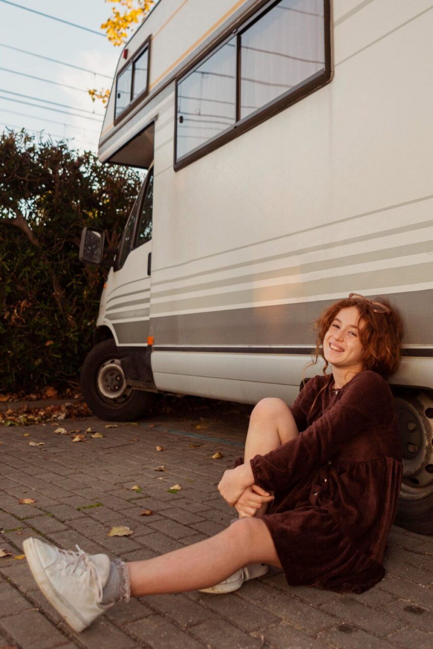 Le marché des véhicules de loisirs se porte bien. Retraités, familles, mais aussi les jeunes actifs, sont séduits par l’esprit d’aventure. Pour satisfaire une clientèle toujours plus nombreuse et diversifiée, le concessionnaire Tout pour le loisir (en partenariat avec Réseau Fourgons et TPL Premium), veut créer l’événement. Du jeudi 23 au dimanche 26 octobre, de 10 h à 19 h, le Parc des expositions accueille le salon du camping-car désormais rebaptisé les "Camping-car Days". La manifestation réunira les plus grandes marques de camping-cars, vans et fourgons aménagés, neufs ou d’occasion. De nombreux professionnels de l’univers du véhicule de loisir seront présents pour répondre à toutes les questions des visiteurs. Des nouveautés et des animations pour toute la famille Ce sera l’occasion de découvrir près de 250 modèles de véhicules, avec en avant-première des nouveautés qui rivalisent en matière de confort et de technologies. On pourra également approcher une sélection de prestigieux véhicules haut de gamme et faire le plein d’informations sur les locations. L’événement proposera plusieurs conférences animées par l’association En Route Pour Demain, sur les bonnes pratiques du voyage en véhicule de loisirs et le tourisme durable. Un quiz spécial camping-cariste, un espace enfants (avec ateliers créatifs, maquillage, jeux…), et un food truck de crêpes viendront compléter le programme. Point d’orgue du salon : une soirée cabaret privée, vendredi 24 octobre, animée par la compagnie Les Oiseaux de Nuit et réservée aux clients de TPL.