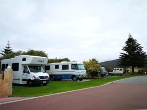 Le Salon du camping-car de Plouay (Morbihan) a ouvert ses portes jeudi 16 octobre 2025 et les refermera lundi 20 octobre 2025 au soir. Les clients s’y pressent pour acheter, malgré une actualité incertaine qui provoque une attitude prudente de leur part et une gestion des stocks compliquée pour les vendeurs. L’édition 2025 du Salon du camping-car de Plouay (Morbihan), qui s’achèvera lundi 20 octobre 2025 au soir, présente le parc de véhicules le plus important jamais vu lors de cet événement. En effet, les deux organisateurs, Libertium et Master Quéven camping-car, en proposent 300, « en neuf et en occasion. Et ce vendredi 17 octobre 2025, les acheteurs sont au rendez-vous », se réjouit Paul Vincent Leguy, directeur de Master Quéven camping-car.