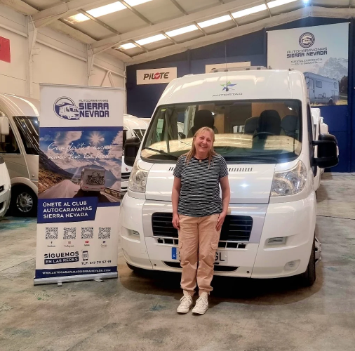 Las mejores reseñas de autocaravanas de segunda mano de España. Acabamos de llegar a casa después de recoger en Granada nuestra nueva camper. Más de 800 km que han valido la pena porque Alejandra, Rubén, Luz, Davinia, el técnico que nos dio las explicaciones antes de llevarnos nuestra furgo, del que pido disculpas por no acordarme de su nombre, y todo el grandísimo equipo de Autocaravanas Sierranevada, nos ha dado la máxima confianza en todos los sentidos en nuestra compra. Sabemos que no son vehículos nuevos y que todos deberíamos saber lo que compramos, pero ellos están ahí para asesorarte y ayudarte, antes, durante e incluso después de la compra. Gracias especialmente a Alejandra y Rubén. Sin duda, grandísimos profesionales y grandísimas personas. Y por supuesto, ya hemos recomendado a amigos y familiares la empresa. ¡¡¡¡Seguid así, equipo!!!!