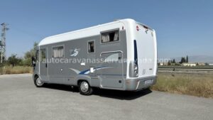 INTEGRAL BURSTNER i690 Autocaravanas Sierra Nevada empresa con más de 20 años de experiencia en el sector de venta de ocasión os ofrece esta magnífica casa rodante.🗣️👉 Para más información o precio 💵 consulté en nuestra página web www.autocaravanassierranevada.com ➡️🌐💻 o haga click👉🖱️ en nuestro enlace ⬇️👇 https://autocaravanassierranevada.com/list.../burstner-i690/ ¿Quieres pagar a plazos? Llama y te informamos sin compromiso 📞617795719 📞621251555 Extras 👇 MOTOR:Fiat Ducato 2.8 JTD 140cv AÑO: 2006 KM: 117.000 km Medidas: 6,90m x 3,00m Plazas viajar: 4 Plazas dormir: 4 * Medida Garaje doble portón:(2,17m x 1,30m x 1,27m) * CHASIS ALKO + Barras de torsión * Camas (Colgante en cabina / Transversal) Extras: Aire acondicionado(de motor) ASR Velocidad de crucero (en volante) Elevalunas eléctricos (solo conductor) Radio (CD – USB – BT – AUX) Asientos giratorios OscurecedoresREMIS en cabina completa Mosquiteras en ventanas y claraboyas Ventana PRACTICABLE con mosquitera en puerta principal Claraboyas transparentes y Claraboya XXL en salón Frigo DOMETIC (220v, Gas, 12v, manual) 104L capacidad Ducha con mampara dentro de aseo W.C con SOG Batería de 95ah. 2 Placa solar de 100w. Calefacción Trumatic C y trumaduomatic L Plus Escalón eléctrico de aluminio Toldo DOMETICde 3,5m. Maleteros laterales Neumáticos reforzados marca especial camper #autocaravanastyle #viajarconniños #viajarenautocaravanaconniños #roadtrip #autocaravanaadventure #ventadeautocaravanas #autocaravanassierranevada #autocaravantravel #autocaravanaenlaplaya #kitcamping #differentholidays #camaisla #motorhome #caravanas1000 #camper #motorhome #rv #campingwithdogs #campingcar
