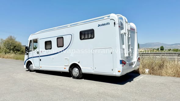 INTEGRAL DETHLEFFS ADVANTAGE Autocaravanas Sierra Nevada empresa con más de 20 años de experiencia en el sector de venta de ocasión os ofrece esta magnífica casa rodante.🗣️👉 Para más información o precio 💵 consulté en nuestra página web www.autocaravanassierranevada.com ➡️🌐💻 o haga click👉🖱️ en nuestro enlace ⬇️👇 https://autocaravanassierranevada.com/.../dethleffs.../ ¿Quieres pagar a plazos? Llama y te informamos sin compromiso 📞617795719 📞621251555 Extras 👇 MOTOR:Fiat Ducato 3.0 Multijet 160cv AÑO: 2007 KM: 96.000 Medidas: 7,20m x 2,90m Plazas viajar: 4 Plazas dormir: 4 * Medida maletero con doble portón: (2,20m x 1,15m x 1,05m) * Camas (ISLA / COLGANTE EN CABINA) * Cadena de distribución Extras: Aire acondicionado (de motor) A.S.R (Sistema antiderrapaje) Espejos eléctricos Elevalunas eléctricos (conductor) Radio (CD) Cámara de visión trasera Asientos giratorios OscurecedoresREMIS en cabina completa Mosquiteras en ventanas, claraboyas y puerta principal Claraboyas XXL en salón Frigo DOMETIC (220v, Gas, 12v, Auto) 175L capacidad Extractor de humos Ducha con mampara dentro de aseo Baterías de 95ah. Placa solar de 100w. Calefacción TRUMATIC Combi Tv 12v. (TDT-HDMI-USB-DVD) Escalón de doble peldaño integrado Toldo TRISTOR de 4m. Escalera trasera para subir a techo Baca de aluminio Patas estabilizadoras Neumáticos reforzados marca CONTINENTAL especial camper #autocaravanastyle #viajarconniños #viajarenautocaravanaconniños #roadtrip #autocaravanaadventure #ventadeautocaravanas #autocaravanassierranevada #autocaravantravel #autocaravanaenlaplaya #kitcamping #differentholidays #camaisla #motorhome #caravanas1000 #camper #motorhome #rv #campingwithdogs #campingcar
