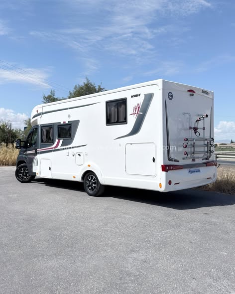 Perfilada RAPIDO 696FF
Autocaravanas Sierra Nevada empresa con más de 20 años de experiencia en el sector de venta de ocasión os ofrece esta magnífica casa rodante.🗣️👉 Para más información o precio 💵 consulté en nuestra página web
www.autocaravanassierranevada.com
➡️🌐💻 o haga click👉🖱️ en nuestro enlace ⬇️👇
https://autocaravanassierranevada.com/listings/rapido-696ff/
¿Quieres pagar a plazos?
Llama y te informamos sin compromiso
📞617795719
📞621251555
Extras 👇
MOTOR: Fiat Ducato 2.3 Multijet 130cv
AÑO: 2016
KM: 91.000
Medidas: 7,30m x 3,00m
Plazas viajar: 4 
Plazas dormir: 4
* Medida Garaje con doble portón :  (2,20m x 1,15m x 0,87m) 
* Camas (Isla / Colgante en salón)
* SALÓN FACE TO FACE
Extras:
Aire acondicionado(de motor)
AirBag (conductor y copiloto)
Velocidad de Crucero
Cierre centralizado
Espejos eléctricos
Elevalunas eléctricos 
Radio  (2DIN-USB-BT)
Cámara de visión trasera
Asientos giratorios
Oscurecedores REMIS en cabina completa
Mosquiteras en ventanas, claraboyas y puerta principal
Claraboyas transparentes y Claraboya panorámica xxl en cabina
Frigo THETFORD  (220v, Gas, 12v, Auto) 149L capacidad
Horno
Extractor de humos
Ducha con mampara separada de aseo
Batería de 95ah.
Placa solar de 100w.
Calefacción Truma Combi
Escalón de doble peldaño integrado 
Toldo THULE de 4m.
Portabicis FIAMMA CARRY BIKE para 3
Neumáticos reforzados marca MICHELIN especial camper
#autocaravanastyle #viajarconniños #viajarenautocaravanaconniños #roadtrip #autocaravanaadventure #ventadeautocaravanas #autocaravanassierranevada #autocaravantravel #autocaravanaenlaplaya #kitcamping #differentholidays #camaisla #motorhome #caravanas1000 #camper
