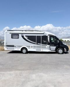 Perfilada DETHLEFFS MAGIC EDITION Autocaravanas Sierra Nevada empresa con más de 20 años de experiencia en el sector de venta de ocasión os ofrece esta magnífica casa rodante.🗣️👉 Para más información o precio 💵 consulté en nuestra página web www.autocaravanassierranevada.com ➡️🌐💻 o haga click👉🖱️ en nuestro enlace ⬇️👇 https://autocaravanassierranevada.com/.../dethleffs.../ ¿Quieres pagar a plazos? Llama y te informamos sin compromiso 📞617795719 📞621251555 Extras 👇 MOTOR: Fiat Ducato 2.3 Multijet 130cv AÑO: 2009 KM: 123.000 Medidas: 7,20m x 2,90m Plazas viajar: 4 Plazas dormir: 4 * Medida Garaje con doble portón : (2,20m x 1,20m x 0,70m) * Camas (Isla / Salón convertible) * Suspensión Neumática Extras: Aire acondicionado(de motor) AirBag(conductor y copiloto) ASR Velocidad de Crucero Cierre centralizado (en cabina) Espejos eléctricos Elevalunas eléctricos Radio (CD-USB-AUX) Cámara de visión trasera Asientos giratorios OscurecedoresREMIS en cabina completa Mosquiteras en ventanas, claraboyas y puerta principal Claraboyas transparentes y Claraboya panorámica xxl en cabina y salón Frigo DOMETIC (220v, Gas, 12v, Auto) 175L capacidad Extractor de humos Ducha con mampara dentro de aseo Batería de 95ah. Placa solar de 100w. Calefacción Truma Combi Tv 12v. (TDT – HDMI – USB – DVD) Peldaño integrado Toldo OMNISTOR de 4m. Escalera trasera Baca Patas estabilizadoras Portabicis OMNI BIKE para 3 Neumáticos reforzados marca MICHELIN especial camper #autocaravanastyle #viajarconniños #viajarenautocaravanaconniños #roadtrip #autocaravanaadventure #ventadeautocaravanas #autocaravanassierranevada #autocaravantravel #autocaravanaenlaplaya #kitcamping #differentholidays #camaisla #motorhome #caravanas1000 #camper