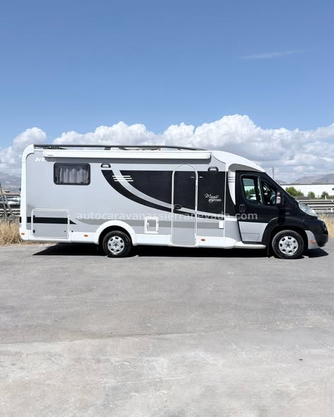 Perfilada DETHLEFFS MAGIC EDITION Autocaravanas Sierra Nevada empresa con más de 20 años de experiencia en el sector de venta de ocasión os ofrece esta magnífica casa rodante.🗣️👉 Para más información o precio 💵 consulté en nuestra página web www.autocaravanassierranevada.com ➡️🌐💻 o haga click👉🖱️ en nuestro enlace ⬇️👇 https://autocaravanassierranevada.com/.../dethleffs.../ ¿Quieres pagar a plazos? Llama y te informamos sin compromiso 📞617795719 📞621251555 Extras 👇 MOTOR: Fiat Ducato 2.3 Multijet 130cv AÑO: 2009 KM: 123.000 Medidas: 7,20m x 2,90m Plazas viajar: 4 Plazas dormir: 4 * Medida Garaje con doble portón : (2,20m x 1,20m x 0,70m) * Camas (Isla / Salón convertible) * Suspensión Neumática Extras: Aire acondicionado(de motor) AirBag(conductor y copiloto) ASR Velocidad de Crucero Cierre centralizado (en cabina) Espejos eléctricos Elevalunas eléctricos Radio (CD-USB-AUX) Cámara de visión trasera Asientos giratorios OscurecedoresREMIS en cabina completa Mosquiteras en ventanas, claraboyas y puerta principal Claraboyas transparentes y Claraboya panorámica xxl en cabina y salón Frigo DOMETIC (220v, Gas, 12v, Auto) 175L capacidad Extractor de humos Ducha con mampara dentro de aseo Batería de 95ah. Placa solar de 100w. Calefacción Truma Combi Tv 12v. (TDT – HDMI – USB – DVD) Peldaño integrado Toldo OMNISTOR de 4m. Escalera trasera Baca Patas estabilizadoras Portabicis OMNI BIKE para 3 Neumáticos reforzados marca MICHELIN especial camper #autocaravanastyle #viajarconniños #viajarenautocaravanaconniños #roadtrip #autocaravanaadventure #ventadeautocaravanas #autocaravanassierranevada #autocaravantravel #autocaravanaenlaplaya #kitcamping #differentholidays #camaisla #motorhome #caravanas1000 #camper