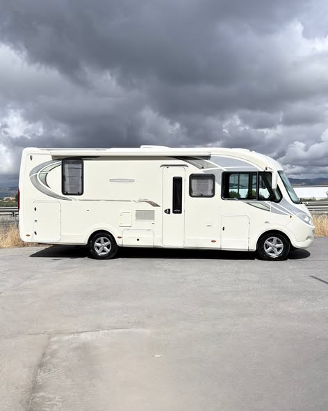 Autocaravana integral FLEURETTE FLORIUM WINCESTER 75LMS Autocaravanas Sierra Nevada empresa con más de 20 años de experiencia en el sector de venta de ocasión os ofrece esta magnífica casa rodante.🗣️👉 Para más información o precio 💵 consulté en nuestra página web www.autocaravanassierranevada.com ➡️🌐💻 o haga click👉🖱️ en nuestro enlace ⬇️👇 https://autocaravanassierranevada.com/.../fleurette.../ ¿Quieres pagar a plazos? Llama y te informamos sin compromiso 📞617795719 📞621251555 Extras 👇 CARNET C MOTOR: Fiat Ducato 3.0 Multijet 180cv, AUTOMATICO AÑO: 2012 KM:66.000 Medidas: 7,40m x 3,00m Plazas viajar: 4 Plazas dormir: 4 * Medida Garaje con doble portón : (2,15m x 1,05m x 1,05m) * Camas (Isla / Colgante en cabina) * Chasis ALKO + Barras de torsión * Cadena de distribución Extras: Aire acondicionado(de motor) AirBag(conductor y copiloto) Velocidad de Crucero Cierre centralizado Espejos eléctricos Elevalunas eléctricos(sólo conductor) Radio (2DIN-CD-MP3-AUX) Cámara de visión trasera Asientos giratorios OscurecedoresREMIS en cabina completa Mosquiteras en ventanas, claraboyas y puerta principal Claraboyas transparentes y Claraboya xxl en salón Aire Acondicionado a 220v Frigo DOMETIC(220v, Gas, 12v, Auto) 160L capacidad Horno Extractor de humos Ducha con mampara separada de aseo Batería de 95ah. 2 Placa solar de 100w. Calefacción ALDE Tv 12v. (TDT-HDMI-USB-DVD-SD) Escalón de doble peldaño integrado Toldo FIAMMA F45de 4m. Escalera trasera para subir a techo Baca de aluminio Maleteros laterales con acceso al doble suelo Neumáticos reforzados especial camper #autocaravanastyle #viajarconniños #viajarenautocaravanaconniños #roadtrip #autocaravanaadventure #ventadeautocaravanas #autocaravanassierranevada #autocaravantravel #autocaravanaenlaplaya #kitcamping #differentholidays #camaisla #motorhome #caravanas1000 #camper