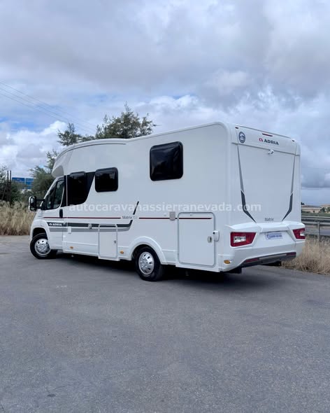 Perfilada ADRIA MATRIX 600 SC
Autocaravanas Sierra Nevada empresa con más de 20 años de experiencia en el sector de venta de ocasión os ofrece esta magnífica casa rodante.🗣️👉 Para más información o precio 💵 consulté en nuestra página web
www.autocaravanassierranevada.com
➡️🌐💻 o haga click👉🖱️ en nuestro enlace ⬇️👇
https://autocaravanassierranevada.com/.../adria-matrix.../
¿Quieres pagar a plazos?
Llama y te informamos sin compromiso
📞617795719
📞621251555
Extras 👇
MOTOR: Fiat Ducato 2.3 Multijet 130cv  
AÑO: 2016
KM: 69.000
Medidas: 6,90m x 2,90m
Plazas viajar: 4
Plazas dormir: 4
* Medida maletero con doble portón:  (2,20m x 1,05m x 0,90m) 
* Camas (Isla cabecero reclinable / Colgante eléctrica en salón)
Extras:
Aire acondicionado (de motor)
AirBag(solo conductor)
Velocidad de Crucero
Cierre centralizado
Espejos eléctricos
Elevalunas eléctricos
Radio (CD-MP3-AUX-USB)
Cámara de visión trasera
Asientos  giratorios
Oscurecedores REMIS en cabina completa
Mosquiteras en ventanas, claraboyas y puerta principal
Claraboyas transparentes y Claraboya panorámica xxl en cabina 
Frigo THETFORD (220v, Gas, 12v, Auto) 142L capacidad
Ducha con mampara separada de aseo
Baterías de 100ah.
Placa solar de 100w.
Calefacción truma Combi
Tv 12v. (TDT-HDMI-USB-DVD) 
Escalón de doble peldaño integrado 
Neumáticos reforzados especial camper
#autocaravanastyle #viajarconniños #viajarenautocaravanaconniños #roadtrip #autocaravanaadventure #ventadeautocaravanas #autocaravanassierranevada #autocaravantravel #autocaravanaenlaplaya #kitcamping #differentholidays #camaisla #motorhome #caravanas1000 #camper