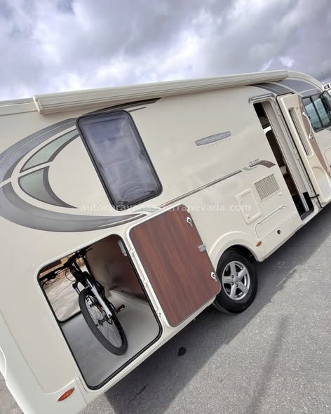 Autocaravana integral FLEURETTE FLORIUM WINCESTER 75LMS
Autocaravanas Sierra Nevada empresa con más de 20 años de experiencia en el sector de venta de ocasión os ofrece esta magnífica casa rodante.🗣️👉 Para más información o precio 💵 consulté en nuestra página web
www.autocaravanassierranevada.com
➡️🌐💻 o haga click👉🖱️ en nuestro enlace ⬇️👇
https://autocaravanassierranevada.com/.../fleurette.../
¿Quieres pagar a plazos?
Llama y te informamos sin compromiso
📞617795719
📞621251555
Extras 👇
CARNET C
MOTOR: Fiat Ducato 3.0 Multijet 180cv, AUTOMATICO
AÑO: 2012
KM:66.000
Medidas: 7,40m x 3,00m
Plazas viajar: 4
Plazas dormir: 4
* Medida Garaje con doble portón :  (2,15m x 1,05m x 1,05m) 
* Camas (Isla / Colgante en cabina)
* Chasis ALKO + Barras de torsión
* Cadena de distribución
Extras:
Aire acondicionado(de motor)
AirBag(conductor y copiloto)
Velocidad de Crucero
Cierre centralizado
Espejos eléctricos
Elevalunas eléctricos(sólo conductor)
Radio (2DIN-CD-MP3-AUX)
Cámara de visión trasera
Asientos giratorios
OscurecedoresREMIS en cabina completa
Mosquiteras en ventanas, claraboyas y puerta principal
Claraboyas transparentes y Claraboya xxl en salón
Aire Acondicionado a 220v
Frigo DOMETIC(220v, Gas, 12v, Auto) 160L capacidad
Horno
Extractor de humos
Ducha con mampara separada de aseo
Batería de 95ah.
2 Placa solar de 100w.
Calefacción ALDE
Tv 12v. (TDT-HDMI-USB-DVD-SD) 
Escalón de doble peldaño integrado
Toldo FIAMMA F45de 4m.
Escalera trasera para subir a techo
Baca de aluminio
Maleteros laterales con acceso al doble suelo
Neumáticos reforzados especial camper
#autocaravanastyle #viajarconniños #viajarenautocaravanaconniños #roadtrip #autocaravanaadventure #ventadeautocaravanas #autocaravanassierranevada #autocaravantravel #autocaravanaenlaplaya #kitcamping #differentholidays #camaisla #motorhome #caravanas1000 #camper