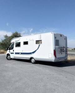 Integral LEVOYAGEUR SERIE 7 Autocaravanas Sierra Nevada empresa con más de 20 años de experiencia en el sector de venta de ocasión os ofrece esta magnífica casa rodante.🗣️👉 Para más información o precio 💵 consulté en nuestra página web www.autocaravanassierranevada.com ➡️🌐💻 o haga click👉🖱️ en nuestro enlace ⬇️👇 https://autocaravanassierranevada.com/.../levoyageur.../ ¿Quieres pagar a plazos? Llama y te informamos sin compromiso 📞617795719 📞621251555 Extras 👇 CARNET C MOTOR: MERCEDES 2.2 CDI 163cv AÑO: 2011 KM: 99.000 Medidas: 7,10m x 3,00m Plazas viajar: 4 Plazas dormir: 4 * Medida Garaje con doble portón : (2,20m x 0,80m x 1,00m) * Camas (Transversal/ Colgante eléctrica en cabina) * Chasis ALKO + Barras de torsión * Cadena de distribución Extras: Aire acondicionado(de motor) A.S.R (Sistema antiderrapaje) Velocidad de Crucero Cierre centralizado Espejos eléctricos Elevalunas eléctricos (sólo conductor) Radio (2DIN-CD-USB-AUX-BT) Cámara de visión trasera(en radio) Asientos giratorios Oscurecedores REMIS en cabina completa Mosquiteras en ventanas, claraboyas y puerta principal Claraboyas transparentes y Claraboya xxl en salón Frigo DOMETIC (220v, Gas, 12v, Auto) 160L capacidad Horno Extractor de humos Ducha con mampara separada de aseo Batería de 100ah. Placa solar de 100w. Calefacción Truma Combi Tv 12v. (HDMI-TDT) Escalón eléctrico de aluminio Toldo THULE de 4m. Ducha exterior Maleteros laterales extraíbles Neumáticos reforzados especial camper #autocaravanastyle #viajarconniños #viajarenautocaravanaconniños #roadtrip #autocaravanaadventure #ventadeautocaravanas #autocaravanassierranevada #autocaravantravel #autocaravanaenlaplaya #kitcamping #differentholidays #camaisla #motorhome #caravanas1000 #camper