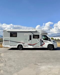 Perfilada CHALLENGER 378XLB Autocaravanas Sierra Nevada empresa con más de 20 años de experiencia en el sector de venta de ocasión os ofrece esta magnífica casa rodante.🗣️👉 Para más información o precio 💵 consulté en nuestra página web www.autocaravanassierranevada.com ➡️🌐💻 o haga click👉🖱️ en nuestro enlace ⬇️👇 https://autocaravanassierranevada.com/.../challenger-378xlb/ ¿Quieres pagar a plazos? Llama y te informamos sin compromiso 📞617795719 📞621251555 Extras 👇 MOTOR: Fiat Ducato 2.3 Multijet 130cv AÑO: 2017 KM: 72.000 Medidas: 7,30m x 2,90m Plazas viajar: 4 Plazas dormir: 4 * Medida Garaje con doble portón : (2,15m x 0,90m x 1,10m) * Camas (Isla elevable/ Colgante en salón) Extras: Aire acondicionado( de motor) AirBag ( conductor y copliloto) Velocidad de Crucero Cierre centralizado(en cabina) Espejos eléctricos Elevalunas eléctricos Radio (CD-2DIN-AUX-USB-SD-BT) Cámara de visión trasera Asientos giratorios Mosquiteras en ventanas, claraboyas y puerta principal Claraboyas transparentes y Claraboya panorámica xxl en cabina TurboVent Frigo THETFORD (220v, Gas, 12v, Auto) 142L capacidad Ducha con mampara separada de aseo Batería de 95ah. Placa solar de 100w. Calefacción truma inet radady. Tv 12v. (TDT-HDMI-USB) Escalón de doble peldaño integrado Toldo THULE de 4m. Portabicis para 2 Neumáticos reforzados especial camper #autocaravanastyle #viajarconniños #viajarenautocaravanaconniños #roadtrip #autocaravanaadventure #ventadeautocaravanas #autocaravanassierranevada #autocaravantravel #autocaravanaenlaplaya #kitcamping #differentholidays #camaisla #motorhome #caravanas1000 #camper