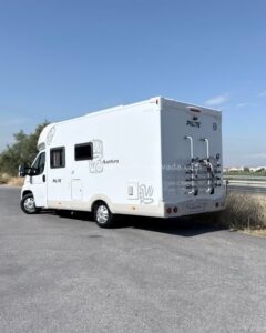 Perfilada PILOTE Aventura P.676 Autocaravanas Sierra Nevada empresa con más de 20 años de experiencia en el sector de venta de ocasión os ofrece esta magnífica casa rodante.🗣️👉 Para más información o precio 💵 consulté en nuestra página web www.autocaravanassierranevada.com ➡️🌐💻 o haga click👉🖱️ en nuestro enlace ⬇️👇 https://autocaravanassierranevada.com/.../pilote.../ ¿Quieres pagar a plazos? Llama y te informamos sin compromiso 📞617795719 📞621251555 Extras 👇 MOTOR: Fiat Ducato 2.3 MultiJet 130cv AÑO: 2009 KM: 99.000 Medidas: 6,70m x 3,00m Plazas viajar: 4 Plazas dormir: 4 * Medida Garaje: (1,25m x 1,90m x 0,70m) * Camas (Francesa/ Colgante eléctrica en salón 1/Salón convertible 1) Extras: Aire acondicionado (de motor) AirBag (sólo conductor) Espejos eléctricos Elevalunas eléctricos Radio (2DIN-CD-MP3-AUX-USB-GPS) Cámara de visión trasera Asientos giratorios Mosquiteras en ventanas y claraboyas Ventana PRACTICABLE con mosquitera en puerta principal Claraboyas transparentes y Claraboya xxl en cocina Frigo THETFORD (220v, Gas, 12v, Auto) 141L capacidad Ducha con mampara dentro de aseo WC. Con SOG Batería de 100ah. Placa solar de 100w. Calefacción Truma Combi Tv 12v. (HDMI-USB) Escalón de doble peldaño integrado Toldo FIAMMA F45 de 3,5m. Portabicis para 4 Neumáticos reforzados marca MICHELIN especial camper #autocaravanastyle #viajarconniños #viajarenautocaravanaconniños #roadtrip #autocaravanaadventure #ventadeautocaravanas #autocaravanassierranevada #autocaravantravel #autocaravanaenlaplaya #kitcamping #differentholidays #camaisla #motorhome #caravanas1000 #camper