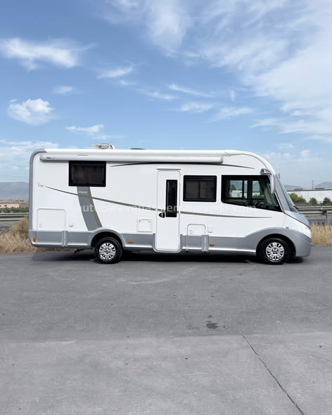 Integral NOTIN PROGRESS Autocaravanas Sierra Nevada empresa con más de 20 años de experiencia en el sector de venta de ocasión os ofrece esta magnífica casa rodante.🗣️👉 Para más información o precio 💵 consulté en nuestra página web www.autocaravanassierranevada.com ➡️🌐💻 o haga click👉🖱️ en nuestro enlace ⬇️👇 https://autocaravanassierranevada.com/lis.../notin-progress/ ¿Quieres pagar a plazos? Llama y te informamos sin compromiso 📞617795719 📞621251555 Extras 👇 MOTOR: Fiat Ducato 2.3 MultiJet 150cv AÑO: 2016 KM: 49.000 Medidas: 6,80m x 2,90m Plazas viajar: 4 Plazas dormir: 4 * Medida Garaje: (1,40m x 0,95m x 0,75m) * Camas (Semi-Isla / Colgante eléctrica en cabina) * Suspensión Neumática Extras: Aire acondicionado(de motor) AirBag (conductor y copiloto) Velocidad de Crucero Cierre centralizado Espejos eléctricos Elevalunas eléctricos (sólo conductor) Radio (2DIN-CD-USB-BT) Cámara de visión trasera(en radio) Asientos giratorios Oscurecedores REMIS en cabina y Persiana eléctrica en luna Mosquiteras en ventanas, claraboyas y puerta principal Claraboyas transparentes y Claraboya xxl en salón Frigo DOMETIC (220v, Gas, 12v, Auto) 160L capacidad Horno Extractor de humos Ducha con mampara separada de aseo Batería de 100ah. Placa solar de 100w. Calefacción Truma inet ready Tv 12v. (HDMI-USB) Escalón de doble peldaño integrado Toldo THULE de 4,5m. Portabicis para 3 Ducha exterior Neumáticos reforzados marca CONTINENTAL especial camper #autocaravanastyle #viajarconniños #viajarenautocaravanaconniños #roadtrip #autocaravanaadventure #ventadeautocaravanas #autocaravanassierranevada #autocaravantravel #autocaravanaenlaplaya #kitcamping #differentholidays #camaisla #motorhome #caravanas1000 #camper
