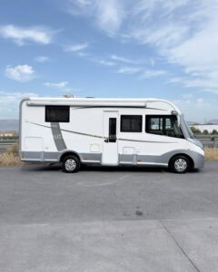 Integral NOTIN PROGRESS Autocaravanas Sierra Nevada empresa con más de 20 años de experiencia en el sector de venta de ocasión os ofrece esta magnífica casa rodante.🗣️👉 Para más información o precio 💵 consulté en nuestra página web www.autocaravanassierranevada.com ➡️🌐💻 o haga click👉🖱️ en nuestro enlace ⬇️👇 https://autocaravanassierranevada.com/lis.../notin-progress/ ¿Quieres pagar a plazos? Llama y te informamos sin compromiso 📞617795719 📞621251555 Extras 👇 MOTOR: Fiat Ducato 2.3 MultiJet 150cv AÑO: 2016 KM: 49.000 Medidas: 6,80m x 2,90m Plazas viajar: 4 Plazas dormir: 4 * Medida Garaje: (1,40m x 0,95m x 0,75m) * Camas (Semi-Isla / Colgante eléctrica en cabina) * Suspensión Neumática Extras: Aire acondicionado(de motor) AirBag (conductor y copiloto) Velocidad de Crucero Cierre centralizado Espejos eléctricos Elevalunas eléctricos (sólo conductor) Radio (2DIN-CD-USB-BT) Cámara de visión trasera(en radio) Asientos giratorios Oscurecedores REMIS en cabina y Persiana eléctrica en luna Mosquiteras en ventanas, claraboyas y puerta principal Claraboyas transparentes y Claraboya xxl en salón Frigo DOMETIC (220v, Gas, 12v, Auto) 160L capacidad Horno Extractor de humos Ducha con mampara separada de aseo Batería de 100ah. Placa solar de 100w. Calefacción Truma inet ready Tv 12v. (HDMI-USB) Escalón de doble peldaño integrado Toldo THULE de 4,5m. Portabicis para 3 Ducha exterior Neumáticos reforzados marca CONTINENTAL especial camper #autocaravanastyle #viajarconniños #viajarenautocaravanaconniños #roadtrip #autocaravanaadventure #ventadeautocaravanas #autocaravanassierranevada #autocaravantravel #autocaravanaenlaplaya #kitcamping #differentholidays #camaisla #motorhome #caravanas1000 #camper