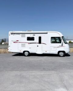 Integral RAPIDO 963F Autocaravanas Sierra Nevada empresa con más de 20 años de experiencia en el sector de venta de ocasión os ofrece esta magnífica casa rodante.🗣️👉 Para más información o precio 💵 consulté en nuestra página web www.autocaravanassierranevada.com ➡️🌐💻 o haga click👉🖱️ en nuestro enlace ⬇️👇 https://autocaravanassierranevada.com/listings/rapido-963f/ ¿Quieres pagar a plazos? Llama y te informamos sin compromiso 📞617795719 📞621251555 Extras 👇 MOTOR: Fiat Ducato 2.8 JTD 128cv AÑO: 2004 KM: 151.000 Medidas: 6,70m x 2,90m Plazas viajar: 4 Plazas dormir: 4 * Medida Garaje con doble portón : (2,15m x 1,10m x 1,15m) * Camas (Transversal/ Colgante en cabina) * Chasis ALKO + Barras de torsión Extras: Aire acondicionado(de motor) Cierre centralizado Espejos eléctricos Elevalunas eléctricos (sólo conductor) Radio CD Asientos giratorios Oscurecedores REMIS en cabina completa Mosquiteras en ventanas y claraboyas Ventana PRACTICABLE con mosquitera en puerta principal Claraboyas transparentes y Claraboya xxl en salón Frigo THETFORD (220v, Gas, 12v, Auto) 136L capacidad Extractor de humos Ducha dentro de aseo Batería de 100ah. Placa solar de 100w. Calefacción Trumatic c Escalón de doble peldaño integrado Toldo OMNISOL de 4m. Portabicis para 2 2 Cierres de seguridad Ducha exterior Neumáticos reforzados especial camper #autocaravanastyle #viajarconniños #viajarenautocaravanaconniños #roadtrip #autocaravanaadventure #ventadeautocaravanas #autocaravanassierranevada #autocaravantravel #autocaravanaenlaplaya #kitcamping #differentholidays #camaisla #motorhome #caravanas1000 #camper