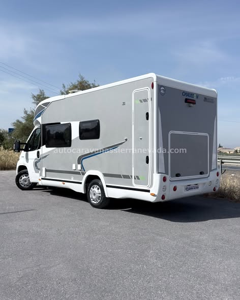 Perfilada Chausson TITANIUM TI610 Autocaravanas Sierra Nevada empresa con más de 20 años de experiencia en el sector de venta de ocasión os ofrece esta magnífica casa rodante.🗣️👉 Para más información o precio 💵 consulté en nuestra página web www.autocaravanassierranevada.com ➡️🌐💻 o haga click👉🖱️ en nuestro enlace ⬇️👇 https://autocaravanassierranevada.com/.../chuasson.../ ¿Quieres pagar a plazos? Llama y te informamos sin compromiso 📞617795719 📞621251555 Extras 👇 MOTOR: Fiat Ducato 2.3 Multijet 130cv AÑO: 2014 KM: 63.000 Medidas: 6,70m x 2,90m Plazas viajar: 4 Plazas dormir: 4 * Medida Garaje doble portón : (2,20m x 0,70m x 1,25m) * Camas (Salón Convertible/ Colgante eléctrica en salón) Extras: Aire acondicionado (de motor) AirBag ( conductor y copiloto) Velocidad de Crucero Cierre centralizado Espejos eléctricos Elevalunas eléctricos Radio (CD-BT) Cámara de visión trasera Asientos giratorios Mosquiteras en ventanas y claraboyas Claraboyas transparentes y Claraboya panorámica xxl en cabina Frigo THETFORD (220v, Gas, 12v, Auto) 175L capacidad Ducha con mampara dentro de aseo Batería de 95ah. Placa solar de 100w. Calefacción WEBASTO a gasoil Escalón de doble peldaño integrado Toldo THULE de 3m. Portabicis interior para 2 Neumáticos reforzados especial camper #autocaravanastyle #viajarconniños #viajarenautocaravanaconniños #roadtrip #autocaravanaadventure #ventadeautocaravanas #autocaravanassierranevada #autocaravantravel #autocaravanaenlaplaya #kitcamping #differentholidays #camaisla #motorhome #caravanas1000 #camper