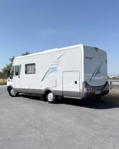 Integral Hymer B 614 SL Autocaravanas Sierra Nevada empresa con más de 20 años de experiencia en el sector de venta de ocasión os ofrece esta magnífica casa rodante.🗣️👉 Para más información o precio 💵 consulté en nuestra página web www.autocaravanassierranevada.com ➡️🌐💻 o haga click👉🖱️ en nuestro enlace ⬇️👇 https://autocaravanassierranevada.com/.../hymer-b-614-sl-3/ ¿Quieres pagar a plazos? Llama y te informamos sin compromiso 📞617795719 📞621251555 Extras 👇 MOTOR: Fiat Ducato 2.8 JTD 145cv AÑO: 2005 KM: 87.000 Medidas: 6,80m x 2,90m Plazas viajar: 4 Plazas dormir: 4 * Medida Garaje con doble portón : (1,90m x 1,50m x 1,20m) * Camas (Transversal / Colgante en cabina) * Chasis ALKO EXTRAS: Aire acondicionado(de motor) A.S.R (Sistema antiderrapaje) Elevalunas eléctricos (sólo conductor) Radio CD Cámara de visión trasera Asientos giratorios Oscurecedores REMIS en cabina completa Mosquiteras en ventanas y claraboyas Claraboya xxl en salón Frigo DOMETIC (220v, Gas, 12v, Auto) 150L capacidad Horno Extractor de humos Ducha con mampara dentro de aseo Batería de 100ah. Placa solar de 100w. Calefacción Trumatic C Escalón eléctrico de aluminio Toldo OMNISTOR de 4,5m. Patas estabilizadoras Maleteros laterales con acceso al doble suelo Neumáticos reforzados marca MICHELIN especial camper #autocaravanastyle #viajarconniños #viajarenautocaravanaconniños #roadtrip #autocaravanaadventure #ventadeautocaravanas #autocaravanassierranevada #autocaravantravel #autocaravanaenlaplaya #kitcamping #differentholidays #camaisla #motorhome #caravanas1000 #camper