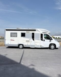 Perfilada Elnagh PRINCE 580 L Autocaravanas Sierra Nevada empresa con más de 20 años de experiencia en el sector de venta de ocasión os ofrece esta magnífica casa rodante.🗣️👉 Para más información o precio 💵 consulté en nuestra página web www.autocaravanassierranevada.com ➡️🌐💻 o haga click👉🖱️ en nuestro enlace ⬇️👇 https://autocaravanassierranevada.com/.../elnagh-prince.../ ¿Quieres pagar a plazos? Llama y te informamos sin compromiso 📞617795719 📞621251555 Extras 👇 MOTOR: Fiat Ducato 2.3 MultiJet 130cv AÑO: 2010 KM: 105.000 Medidas: 7,30m x 2,90m Plazas viajar: 4 Plazas dormir: 3 * Medida Garaje con doble portón : (2,15m x 0,80m x 0,60m) * Camas (Isla / Salón Convertible) Extras: Aire acondicionado(de motor) AirBag ( conductor y copiloto) A.S.R (Sistema antiderrapaje) Velocidad de Crucero Cierre centralizado(en cabina) Espejos eléctricos Elevalunas eléctricos Radio (CD-MP3-AUX) Cámara de visión trasera Asientos giratorios Mosquiteras en ventanas, claraboyas y puerta principal TurboVent en cocina Frigo DOMETIC (220v, Gas, 12v, Auto) 150L capacidad Horno Extractor de humos Ducha con mampara separada de aseo Batería de 100ah. Placa solar de 100w. Calefacción WEBASTO a gasoil Tv 12v. (TDT-HDMI-USB-DVD) Escalón de doble peldaño integrado Toldo THULE de 4m. Portabicis para 3 1 Cierres de seguridad Maletero lateral Neumáticos reforzados especial camper #autocaravanastyle #viajarconniños #viajarenautocaravanaconniños #roadtrip #autocaravanaadventure #ventadeautocaravanas #autocaravanassierranevada #autocaravantravel #autocaravanaenlaplaya #kitcamping #differentholidays #camaisla #motorhome #caravanas1000 #camper