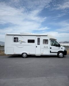 Autocaravana Perfilada PILOTE Explorateur 715FC Autocaravanas Sierra Nevada empresa con más de 20 años de experiencia en el sector de venta de ocasión os ofrece esta magnífica casa rodante.🗣️👉 Para más información o precio 💵 consulté en nuestra página web www.autocaravanassierranevada.com ➡️🌐💻 o haga click👉🖱️ en nuestro enlace ⬇️👇 https://autocaravanassierranevada.com/.../pilote.../ ¿Quieres pagar a plazos? Llama y te informamos sin compromiso 📞617795719 📞621251555 Extras 👇 MOTOR: Renault 2.5 dci 150cv AÑO: 2007 KM: 120.000 Medidas: 7,00m x 2,90m Plazas viajar: 4 Plazas dormir: 3 * Medida Garaje con doble portón : (2,20m x 0,90m x 0,75m) * Camas (Isla/ Salón Convertible) * Chasis ALKO + Barras de torsión Extras: Aire acondicionado(de motor) AirBag (sólo conductor) Cierre centralizado Espejos eléctricos Elevalunas eléctricos Radio (USB-BT-MP3-SD) Asientos giratorios Oscurecedores REMIS en cabina completa Mosquiteras en ventanas y claraboyas Ventana PRACTICABLE con mosquitera en puerta principal Claraboya xxl en salón Aire Acondicionado 220 Frigo DOMETIC (220v, Gas, 12v, Auto) 150L capacidad Horno Extractor de humos Ducha con mampara dentro de aseo Batería de 100ah. Placa solar de 100w. Calefacción Trumatic c Escalón eléctrico de aluminio Toldo OMNISTOR de 4,5m. Portabicis FIAMMA CARRY BIKE para 3 Ducha exterior Maletero lateral Neumáticos reforzados especial camper #autocaravanasgranada #autocaravanaocasion #autocaravanasdeocasion #ventaautocaravana #compraautocaravana #autocaravanabarata #caravaningandalucia #autocaravanasur #granadaturismo #granadaocasion #andaluciavanlife #vanlife #camperlife #motorhome #campervan #viajarenautocaravana #caravaninglife #aventuraenruta #viajeslibres #escapadarural #naturalezaylibertad #viajarporelmundo #rutavanlife #descubreespaña #autocaravanaspain