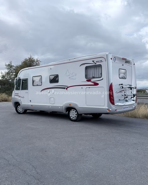 Autocaravana integral RAPIDO 997M Autocaravanas Sierra Nevada empresa con más de 20 años de experiencia en el sector de venta de ocasión os ofrece esta magnífica casa rodante.🗣️👉 Para más información o precio 💵 consulté en nuestra página web www.autocaravanassierranevada.com ➡️🌐💻 o haga click👉🖱️ en nuestro enlace ⬇️👇 https://autocaravanassierranevada.com/listings/rapido-997m/ ¿Quieres pagar a plazos? Llama y te informamos sin compromiso 📞617795719 📞621251555 Extras 👇 MOTOR: MERCEDES 2.2 CDI 160cv AÑO: 2007 KM: 114.000 Medidas: 7,20m x 3,00m Plazas viajar: 4 Plazas dormir: 4 * Medida Garaje con doble portón : (2,20m x 1,20m x 1,20m) * Camas (Transversal/ Colgante en cabina) * Cadena de distribución Extras: Aire acondicionado(de motor) A.S.R (Sistema antiderrapaje) Elevalunas eléctricos (sólo conductor) Radio (2DIN-CD-USB-BT) Cámara de visión trasera(En radio) Asientos giratorios Oscurecedores REMIS en cabina completa Mosquiteras en ventanas y claraboyas Ventana PRACTICABLE con mosquitera en puerta principal Claraboyas transparentes y Claraboya xxl en salón Frigo DOMETIC (220v, Gas, 12v, Auto) 150L capacidad Horno Extractor de humos Ducha con mampara separada de aseo Batería de 100ah. Placa solar de 100w. Calefacción Trumatic C Escalón de doble peldaño integrado Toldo FIAMMA F45 de 4m. Baca de aluminio Patas estabilizadoras Portabicis para 2 1 Cierres de seguridad Maleteros laterales extraíbles Neumáticos reforzados especial camper #autocaravanasgranada #autocaravanaocasion #autocaravanasdeocasion #ventaautocaravana #compraautocaravana #autocaravanabarata #caravaningandalucia #autocaravanasur #granadaturismo #granadaocasion #andaluciavanlife #vanlife #camperlife #motorhome #campervan #viajarenautocaravana #caravaninglife #aventuraenruta #viajeslibres #escapadarural #naturalezaylibertad #viajarporelmundo #rutavanlife #descubreespaña #autocaravanaspain