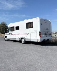 ADRIA CORAL S690SC Autocaravanas Sierra Nevada empresa con más de 20 años de experiencia en el sector de venta de ocasión os ofrece esta magnífica casa rodante.🗣️👉 Para más información o precio 💵 consulté en nuestra página web www.autocaravanassierranevada.com ➡️🌐💻 o haga click👉🖱️ en nuestro enlace ⬇️👇 https://autocaravanassierranevada.com/.../adria-coral.../ ¿Quieres pagar a plazos? Llama y te informamos sin compromiso 📞617795719 📞621251555 EQUIPAMIENTO Y EXTRAS 👇 MOTOR: Fiat Ducato 2.3 Multijet 130cv AÑO: 2011 KM: 105.000 Medidas exteriores: 7,30m x 2,70m Plazas viajar: 5 Plazas dormir: 3 * Medida maletero con doble portón: (2,20m x 1,05m x 0,90m) * Camas (Isla/Salón Convertible) * Suspensión Neumática Extras y Equipamiento: - Aire acondicionado(de motor) - AirBag(conductor y copiloto) - Velocidad de Crucero - Cierre centralizado(en cabina) - Espejos eléctricos - Elevalunas eléctricos - Radio (USB-MP3-BT-AUX) - Asientos giratorios - Oscurecedores REMIS en cabina completa - Mosquiteras en ventanas y claraboyas - Claraboyas transparentes y Claraboya panorámica xxl en cabina - Frigo DOMETIC (220v, Gas, 12v, Auto) 160L capacidad - Horno - Extractor de humos - Ducha con mampara separada de aseo - Baterías de 100ah. - Placa solar de 100w. - Calefacción Truma Combi - Tv 12v. (TDT-HDMI-USB-DVD) - Escalón de doble peldaño integrado - Toldo FIAMMA de 4m. - Patas estabilizadoras - Portabicis FIAMMA para 2 - Neumáticos reforzados marca CONTINENTAL especial camper #autocaravanasgranada #autocaravanaocasion #autocaravanasdeocasion #ventaautocaravana #compraautocaravana #autocaravanabarata #caravaningandalucia #autocaravanasur #granadaturismo #granadaocasion #andaluciavanlife #vanlife #camperlife #motorhome #campervan #viajarenautocaravana #caravaninglife #aventuraenruta #viajeslibres #escapadarural #naturalezaylibertad #viajarporelmundo #rutavanlife #descubreespaña #autocaravanaspain