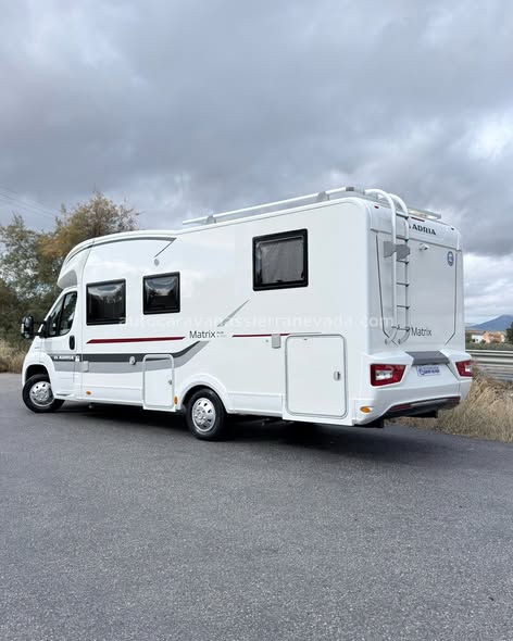 PERFILADA ADRIA MATRIX PLUS M670SC Autocaravanas Sierra Nevada empresa con más de 20 años de experiencia en el sector de venta de ocasión os ofrece esta magnífica casa rodante.🗣️👉 Para más información o precio 💵 consulté en nuestra página web www.autocaravanassierranevada.com ➡️🌐💻 o haga click👉🖱️ en nuestro enlace ⬇️👇 https://autocaravanassierranevada.com/.../adria-matrix.../ ¿Quieres pagar a plazos? Llama y te informamos sin compromiso 📞617795719 📞621251555 EQUIPAMIENTO Y EXTRAS 👇 TIPO DE VEHICULO: AUTOCARAVANA PERFILADA MOTOR: Fiat Ducato 2.3 Multijet 130cv AÑO: 2016 KM: 26.000€ Medidas exteriores: 7,30m x 2,90m Plazas 5 Extras y Equipamiento: * Medida maletero con doble portón: (2,15m x 1,20m x 0,90m) * Camas (Colgante Eléctrica en salón/Isla/salón convertible) * - Aire acondicionado de motor - AirBag(conductor y copiloto) - Velocidad de Crucero - Cierre centralizado - Espejos eléctricos - Elevalunas eléctricos - Radio (CD-BT-AUX) - Camara de Visión trasera - Sensor de Aparcamiento - Asientos giratorios - Oscurecedores REMIS en cabina completa - Persiana eléctrica - Mosquiteras en ventanas ,claraboyas y puerta principal - Claraboyas transparentes y Claraboya panorámica xxl en cabina - Frigo DOMETIC (220v, Gas, 12v, Auto) 160L capacidad - Horno - Extractor de Humos - Ducha con mampara separada de aseo - Baterías de 100ah. - Placa solar de 100w. - Calefacción Truma Inet Ready - Escalón de doble peldaño integrado - Toldo FIAMMAde 4m. - Escalera Trasera - Patas Estabilizadoras - Baca de aluminio - Neumáticos reforzados especial camper #autocaravanasgranada #autocaravanaocasion #autocaravanasdeocasion #ventaautocaravana #compraautocaravana #autocaravanabarata #caravaningandalucia #autocaravanasur #granadaturismo #granadaocasion #andaluciavanlife #vanlife #camperlife #motorhome #campervan #viajarenautocaravana #caravaninglife #aventuraenruta #viajeslibres #escapadarural #naturalezaylibertad #viajarporelmundo #rutavanlife #descubreespaña