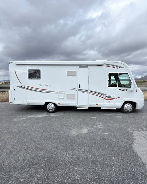 INTEGRAL PILOTE AVENTURA G740 Autocaravanas Sierra Nevada empresa con más de 20 años de experiencia en el sector de venta de ocasión os ofrece esta magnífica casa rodante.🗣️👉 Para más información o precio 💵 consulté en nuestra página web www.autocaravanassierranevada.com ➡️🌐💻 o haga click👉🖱️ en nuestro enlace ⬇️👇 https://autocaravanassierranevada.com/.../pilote.../ ¿Quieres pagar a plazos? Llama y te informamos sin compromiso 📞617795719 📞621251555 EQUIPAMIENTO Y EXTRAS 👇 MOTOR: Fiat Ducato 2.3 Multijet 130cv AÑO: 2010 KM: 82.000km Medidas exteriores: 7,40m x 2,90m Plazas viajar: 4 Plazas para dormir: 4 Extras y Equipamiento: * Medida maletero con doble portón: (2,20m x 1,00m x 0,85m) * Camas (Colgante en cabina/Isla) - Aire acondicionado de motor - Velocidad de crucero - Cierre centralizado - Espejos eléctricos - Elevalunas eléctricos(Conductor) - Radio (CD-AUX-USB-BT) - Camara de Visión trasera - Asientos giratorios - Oscurecedores en cabina Remis - Mosquiteras en ventanas y claraboyas - Claraboya XXL en salòn - TurboVent en cama trasera - Frigo THETFORD (220v, Gas, 12v, Auto) 149L capacidad - Ducha con mampara separada de aseo - 1 Baterías de 95ah. - 2 Placa solar de 100w. - Calefacción Truma Combi - Tv 12v. (HDMI) - Escalón manual - Toldo FIAMMA de 4m. - Portabicis FIAMMA para 2 - Bola de Remolque - Neumáticos reforzados especial camper #autocaravanasgranada #autocaravanaocasion #autocaravanasdeocasion #ventaautocaravana #compraautocaravana #autocaravanabarata #caravaningandalucia #autocaravanasur #granadaturismo #granadaocasion #andaluciavanlife #vanlife #camperlife #motorhome #campervan #viajarenautocaravana #caravaninglife #aventuraenruta #viajeslibres #escapadarural #naturalezaylibertad #viajarporelmundo #rutavanlife #descubreespaña