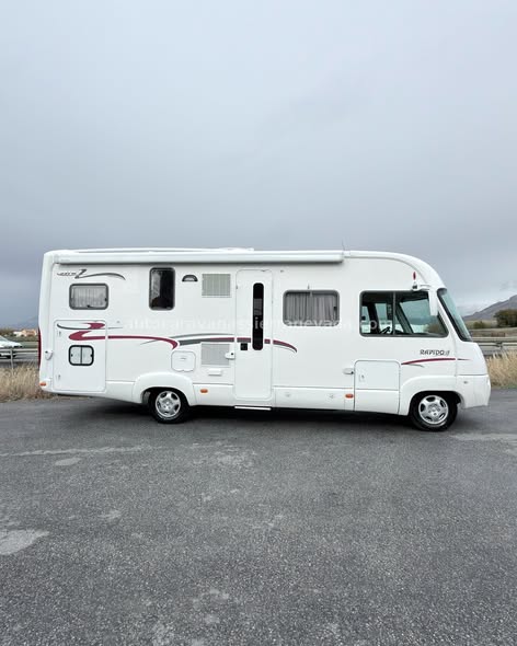 INTEGRAL RAPIDO 997 M Autocaravanas Sierra Nevada empresa con más de 20 años de experiencia en el sector de venta de ocasión os ofrece esta magnífica casa rodante.🗣️👉 Para más información o precio 💵 consulté en nuestra página web www.autocaravanassierranevada.com ➡️🌐💻 o haga click👉🖱️ en nuestro enlace ⬇️👇 https://autocaravanassierranevada.com/listings/rapido-997-m/ ¿Quieres pagar a plazos? Llama y te informamos sin compromiso 📞617795719 📞621251555 EQUIPAMIENTO Y EXTRAS 👇 MOTOR: Fiat Ducato 2.3 Multijet 157cv 5 CILINDROS AÑO: 2007 KM: 161.000KM Medidas exteriores: 7,20m x 2,90m Plazas viajar: 4 Plazas para dormir: 4 Extras y Equipamiento: * Medida maletero con doble portón: (2,20m x 1,10m x 1,20m) * Camas (Transversal/Colgante en cabina) * Cambio Automàtico * Cadena de distribución - Aire acondicionado de motor - ASR - Velocidad de Crucero - Cierre centralizado - Espejos eléctricos - Elevalunas eléctricos(conductor) - Radio (CD) - Camara de Visión trasera - Asientos giratorios - Oscurecedores REMIS en cabina - Mosquiteras en ventanas y claraboyas - Claraboya XXL en salòn - Frigo DOMETIC (220v, Gas, 12v, Auto) 150L capacidad - Extractor de Humos - Ducha con mampara separado de aseo - Baterías de 100ah. - Placa solar de 100w. - Calefacción Trumatic c - Tv 12v.(DVD-HDMI-USB) - Escalón eléctrico de aluminio - Toldo OMNISTOR de 4,5m. - Baca de aluminio - Patas estabilizadoras - Prtabicis para 3 - Cierres de Seguridad 4 - Maleteros extraibles - Neumáticos reforzados especial camper #autocaravanasgranada #autocaravanaocasion #autocaravanasdeocasion #ventaautocaravana #compraautocaravana #autocaravanabarata #caravaningandalucia #autocaravanasur #granadaturismo #granadaocasion #andaluciavanlife #vanlife #camperlife #motorhome #campervan #viajarenautocaravana #caravaninglife #aventuraenruta #viajeslibres #escapadarural #naturalezaylibertad #viajarporelmundo #rutavanlife #descubreespaña