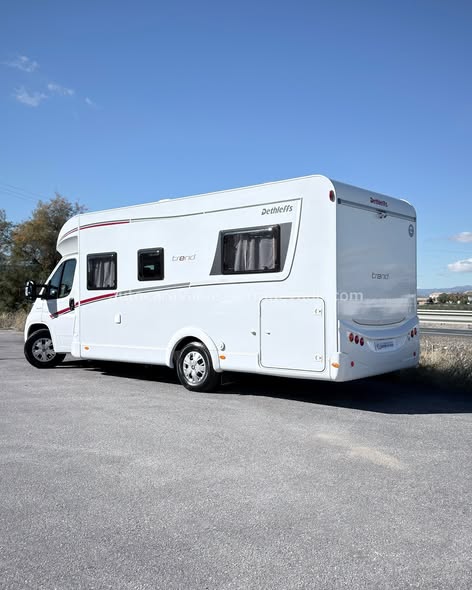 PERFILADA DETHLEFFS TREND 7057 DBM Autocaravanas Sierra Nevada empresa con más de 20 años de experiencia en el sector de venta de ocasión os ofrece esta magnífica casa rodante.🗣️👉 Para más información o precio 💵 consulté en nuestra página web www.autocaravanassierranevada.com ➡️🌐💻 o haga click👉🖱️ en nuestro enlace ⬇️👇 https://autocaravanassierranevada.com/.../dethleffs.../ ¿Quieres pagar a plazos? Llama y te informamos sin compromiso 📞617795719 📞621251555 EQUIPAMIENTO Y EXTRAS 👇 MOTOR: Fiat Ducato 2.3 Multijet 130cv AÑO: 2016 KM: 48.000km Medidas exteriores: 7,30m x 2,90m Plazas viajar: 4 Plazas para dormir: 4 Extras y Equipamiento: * Medida maletero con doble portón: (2,20m x 1,20m x 1,00m) * Camas (Isla/Colgante eléctrica en salón) - Aire acondicionado de motor - AirBag(conductor y copiloto) - Velocidad de Crucero - Cierre centralizado - Espejos eléctricos - Elevalunas eléctricos - Radio (Navegador-2DIN-USB-SD-BT-AUX) - Camara de Visión trasera(en radio) - Asientos giratorios - Oscurecedores REMIS en cabina - Mosquiteras en ventanas, claraboyas y puerta principal - Claraboyas Transparentes y Claraboya panorámica xxl en cabina - Frigo THETFORD (220v, Gas, 12v, Auto) 142L capacidad - Ducha con mampara separada de aseo - Baterías de 100ah. - Placa solar de 100w. - Calefacción Trumatic Combi - 2 Tv 12v.(TDT-HDMI-USB) - Escalón eléctrico de aluminio - Toldo THULE de 4,5m. - Ducha exterior - Neumáticos reforzados especial camper #autocaravanasgranada #autocaravanaocasion #autocaravanasdeocasion #ventaautocaravana #compraautocaravana #autocaravanabarata #caravaningandalucia #autocaravanasur #granadaturismo #granadaocasion #andaluciavanlife #vanlife #camperlife #motorhome #campervan #viajarenautocaravana #caravaninglife #aventuraenruta #viajeslibres #escapadarural #naturalezaylibertad #viajarporelmundo #rutavanlife #descubreespaña