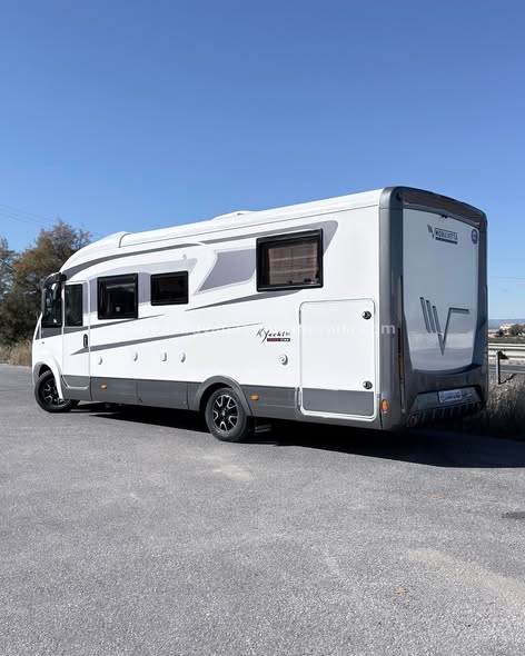 V25/86 INTEGRAL MOVILVETTA K-YACHT 89 TEKNO LINE
Autocaravanas Sierra Nevada empresa con más de 20 años de experiencia en el sector de venta de ocasión os ofrece esta magnífica casa rodante.🗣️👉 Para más información o precio 💵 consulté en nuestra página web
www.autocaravanassierranevada.com
➡️🌐💻 o haga click👉🖱️ en nuestro enlace ⬇️👇
https://autocaravanassierranevada.com/.../mobilvetta-k.../
¿Quieres pagar a plazos?
Llama y te informamos sin compromiso
📞617795719
📞621251555
EQUIPAMIENTO Y EXTRAS 👇
MOTOR: FIAT DUCATO 2.3 MULTIJET 150cv
AÑO: 2016
KM: 34.000
Medidas exteriores: 7,40m x 2,90m
Plazas viajar:  4
Plazas para dormir: 4
Extras y Equipamiento:
* Medida maletero con doble portón:  (2,20m x 1,15m x 1,25m) 
* Camas (Isla elevable/Colgante en cabina)
- Aire acondicionado de motor
- AirBag
- Velocidad de Crucero
- Cierre centralizado
- Espejos eléctricos
- Elevalunas eléctricos(conductor)
- Radio (2DIN-CD-USB-SD-BT-AUX-Navegador)
- Camara de Visión trasera
- Asientos  giratorios
- Oscurecedores REMIS en cabina
- Mosquiteras en ventanas, claraboyas y puerta principal
- Claraboya XXL en salón
- Aire Acondicionado a 220v
- TurboVent
- Frigo THETFORD(220v, Gas, 12v, Auto) 145L capacidad
- Horno a gas
- Extractor de humos
- Ducha con mampara separada de aseo
- Baterías de 100ah.
- Placa solar de 100w.
- Calefacción Truma Inet Ready
- TV 12v(TDT-HDMI-USB-DVD)
- Escalón doble peldaño integrado
- Toldo THULE de 4,5m.
- Maleteros Laterales
- Neumáticos reforzados especial camper
#autocaravanasgranada
#autocaravanaocasion
#autocaravanasdeocasion
#ventaautocaravana
#compraautocaravana
#autocaravanabarata
#caravaningandalucia
#autocaravanasur
#granadaturismo
#granadaocasion
#andaluciavanlife
#vanlife
#camperlife
#motorhome
#campervan
#viajarenautocaravana
#caravaninglife
#aventuraenruta
#viajeslibres
#escapadarural
#naturalezaylibertad
#viajarporelmundo
#rutavanlife
#descubreespaña
