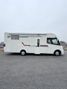 AUTOCARAVANA INTEGRAL AUTOSTAR AXEA 896+ MOTOR: FIAT DUCATO 2.3 MULTIJET 130 CV AÑO: 2014 KM: 50.000 Medidas exteriores: 7,30m x 2,90m Plazas: 4 Extras y Equipamiento: -Medida maletero con doble acceso: (2,15m x 0,85m x 1,15m) -Camas (Isla /Colgante en cabina) -Aire acondicionado de motor -AirBag(conductor y copiloto) -Velocidad de Crucero -Cierre Centralizado -Espejos eléctricos(solo los de arriba) -Elevalunas eléctricos solo conductor -Radio (2DIN-CD-USB-BT) -Cámara de Visión trasera -Sensor de Aparcamiento -Asientos Giratorios -Oscurecedores REMIS en cabina completa -Mosquiteras en ventanas, claraboyas y puerta principal -Claraboya XXL en salón -Frigo THETFORD (220V, gas, 12v, Auto) 175 L capacidad -Horno a Gas -Extractor de Humos -Ducha con mampara separada de aseo -Batería de 95 ah -Placa solar de 1OOw -Calefacción Truma lnet Ready -Escalón doble peldaño integrado -2 TV 12v(TDT-HDMI -USB-DVD) -Toldo FIAMMA de 4M -Portabicis para 3 -2 Cierre de seguridad -Neumáticos reforzados especial camper