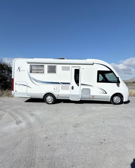 INTEGRAL MCLUIS NEVIS 872 Autocaravanas Sierra Nevada empresa con más de 20 años de experiencia en el sector de venta de ocasión os ofrece esta magnífica casa rodante.🗣️👉 Para más información o precio 💵 consulté en nuestra página web www.autocaravanassierranevada.com ➡️🌐💻 o haga click👉🖱️ en nuestro enlace ⬇️👇 https://autocaravanassierranevada.com/.../mclouis-nevis-872/ ¿Quieres pagar a plazos? Llama y te informamos sin compromiso 📞617795719 📞621251555 EQUIPAMIENTO Y EXTRAS 👇 MOTOR: FIAT DUCATO 2.3 MULTIJET 130CV AÑO: 2013 KM: 150.000 Medidas exteriores: 7,30m x 3,00m Plazas viajar: 4 Plazas para dormir: 4 Extras y Equipamiento: * Medida maletero con doble portón: (2,20m x 1,00m x 0,90m) * Camas (Isla/Colgante en cabina) - Aire acondicionado de motor - AirBag(conductor y copiloto) - Velocidad de Crucero - Cierre centralizado(en cabina) - Elevalunas eléctricos(conductor) - Radio (2DIN-BT-USB) - Camara de Visión trasera(en radio) - Asientos giratorios - Oscurecedores REMIS en cabina - Mosquiteras en ventanas y claraboyas - Claraboya XXL en salón - TurboVent - Frigo DOMETIC (220v, Gas, 12v, Auto) 160L capacidad - Horno a gas - Extractor de humos - Ducha con mampara separada de aseo - Baterías de 100ah. - Placa solar de 100w. - WC con SOG - Calefacción Truma Combi - Tv 12v.(TDT-HDMI-USB) - Escalón doble peldaño integrado - Toldo FIAMMA de 4m. - Portabicis para 2 - Neumáticos reforzados especial camper #autocaravanasgranada #autocaravanaocasion #autocaravanasdeocasion #ventaautocaravana #compraautocaravana #autocaravanabarata #caravaningandalucia #autocaravanasur #granadaturismo #granadaocasion #andaluciavanlife #vanlife #camperlife #motorhome #campervan #viajarenautocaravana #caravaninglife #aventuraenruta #viajeslibres #escapadarural #naturalezaylibertad #viajarporelmundo #rutavanlife #descubreespaña