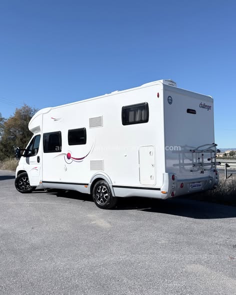 PERFILADA CHALLENGER GENESIS 56 Autocaravanas Sierra Nevada empresa con más de 20 años de experiencia en el sector de venta de ocasión os ofrece esta magnífica casa rodante.🗣️👉 Para más información o precio 💵 consulté en nuestra página web www.autocaravanassierranevada.com ➡️🌐💻 o haga click👉🖱️ en nuestro enlace ⬇️👇 https://autocaravanassierranevada.com/.../challenger.../ ¿Quieres pagar a plazos? Llama y te informamos sin compromiso 📞617 79 57 19 📞687 85 35 11 EQUIPAMIENTO Y EXTRAS 👇 MOTOR: FIAT DUCATO 2.3 MULTIJET 130cv AÑO: 2010 KM: 131.000 Medidas exteriores: 6,40m x 3,10m Plazas: 4 Extras y Equipamiento: * Medida maletero con doble portón: (2,15m x 1,40m x 1,20m) * Camas (Transversal elevable /Colgante en salón) * Suspensión Neumática - Aire acondicionado de motor - AirBag(conductor y copiloto) - Velocidad de Crucero - Cierre centralizado en cabina - Espejos eléctricos - Elevalunas eléctricos - Radio (2DIN-USB-BT) - Asientos giratorios - Oscurecedores REMIS en cabina - Mosquiteras en ventanas, claraboyas - Claraboya XXL en cocina - Aire Acondicionado a 220v - Frigo THETFORD (220v, Gas, 12v,) 141L capacidad - Ducha con mampara dentro de aseo - Baterías de 100ah. - 2 Placa solar de 100w. con regulador MPPT - Calefacción WEBASTO a gasoil - Escalón doble peldaño integrado - ToldoTRISTOR de 4m. - Portabicis para 2 - 5 Cierre de Seguridad - Neumáticos reforzados especial camper #autocaravanasgranada #autocaravanaocasion #autocaravanasdeocasion #ventaautocaravana #compraautocaravana #autocaravanabarata #caravaningandalucia #autocaravanasur #granadaturismo #granadaocasion #andaluciavanlife #vanlife #camperlife #motorhome #campervan #viajarenautocaravana #caravaninglife #aventuraenruta #viajeslibres #escapadarural #naturalezaylibertad #viajarporelmundo #rutavanlife #descubreespaña