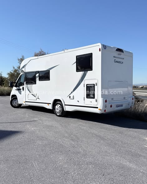 PERFILADA CHAUSSON 727 GA Autocaravanas Sierra Nevada empresa con más de 20 años de experiencia en el sector de venta de ocasión os ofrece esta magnífica casa rodante. Para más información o precio consulté en nuestra página web www.autocaravanassierranevada.com o haga click en nuestro enlace https://autocaravanassierranevada.com/.../chausson-727-ga/ ¿Quieres pagar a plazos? Llama y te informamos sin compromiso 617 79 57 19 687 85 35 11 EQUIPAMIENTO Y EXTRAS MOTOR: FIAT DUCATO 2.3 MULTIJET 130CV AÑO: 2017 KM: 91.000 Medidas exteriores: 7,30m x 2,90m Plazas: 5 Extras y Equipamiento: * Medida maletero con 3 accesos: (2,15m x 1,50m x 1,15m) * Camas (Gemelas ampliables /Salón Convertible/Colgante eléctrica en salon) - Aire acondicionado de motor - AirBag(conductor y copiloto) - Velocidad de Crucero - Cierre centralizado en cabina - Espejos eléctricos - Elevalunas eléctricos - Radio (CD-USB-BT-AUX) - Camara de Visión trasera - Asientos giratorios - Oscurecedores REMIS en cabina - Mosquiteras en ventanas, claraboyas y puerta principal - Claraboyas transparentes y Claraboya XXL panoramica en cabina - Frigo THETFORD (220v, Gas, 12v, Auto) 175L capacidad - Ducha con mampara separada de aseo - Baterías de 100ah. - Placa solar de 100w. - Calefacción Truma Inet Ready a gasoil - TV 12v(TDT-HDMI-USB-DVD) - Escalón doble peldaño integrado - Toldo THULE de 4m. - Neumáticos reforzados especial camper www.autocaravanassierranevada.com #autocaravanasgranada #autocaravanaocasion #autocaravanasdeocasion #ventaautocaravana #compraautocaravana #autocaravanabarata #caravaningandalucia #autocaravanasur #granadaturismo #granadaocasion #andaluciavanlife #vanlife #camperlife #motorhome #campervan #viajarenautocaravana #caravaninglife #aventuraenruta #viajeslibres #escapadarural #naturalezaylibertad #viajarporelmundo #rutavanlife #descubreespaña