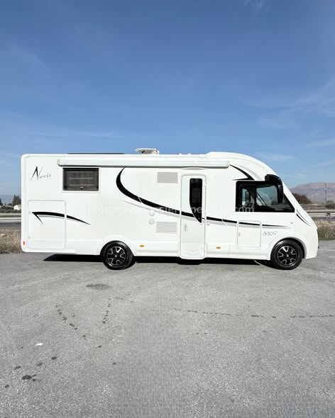 AUTOCARAVANA INTEGRAL MC LOUIS NEVIS 880 En Autocaravanas Sierra Nevada llevamos más de 20 años ayudando a nuestros clientes a cumplir el sueño de viajar con libertad. Nacimos en 2004 con una idea clara: ofrecer autocaravanas de segunda mano en estado impecable, seleccionadas con exigencia y revisadas con el máximo detalle. Cada vehículo pasa por una revisión exhaustiva de más de 30 puntos, realizada por técnicos especializados que garantizan su perfecto funcionamiento. Cada vehículo es revisado y reacondicionado a fondo, cuidando cada detalle para que luzca, funcione y se sienta como nuevo, preparado para ofrecer años de fiabilidad y disfrute. Para más información o precio 💵 consulté en nuestra web www.autocaravanassierranevada.com o haga click 👉🖱️ en nuestro enlace ⬇️👇 https://autocaravanassierranevada.com/.../mc-louis-nevis.../ ¿Quieres pagar a plazos? Llama y te informamos sin compromiso 📞617 79 57 19 📞687 85 35 11 EQUIPAMIENTO Y EXTRAS 👇 MOTOR: FIAT DUCATO 2.3 MULTIJET 130cv AÑO: 2016 KM: 58.000 Medidas exteriores: 7,30m x 3,00m Plazas: 4 EXTRAS Y EQUIPAMIENTO - Medida maletero con doble acceso:(2,20m x 1,10m x 1,20m) -Camas (Isla elevable manual/Colgante en cabina) -Aire acondicionado de motor -Airbag(conductor y copiloto) -Velocidad de crucero -Cierre centralizado -Espejos eléctricos (solo los de arriba) -Elevalunas eléctricos (conductor) -Radio (CD-USB-BT-AUX) -Asientos giratorios -Oscurecedores REMIS en cabina completa -Mosquiteras en ventanas, claraboyas y puerta principal -Claraboyas transparentes y claraboyas y XXL en salón -Frigo THEFORD (220V, Gas, 12v, Auto) 149L capacidad -Extractor de humos -Ducha con mampara separada de aseo -Batería de 95ah -2 placa solar de 100w -Calefacción Truma Combi -Escalón doble peldaño integrado -Toldo TRISTOR de 4m -Portabicis para 2 -Neumáticos reforzados especial camper www.autocaravanassierranevada.com #autocaravanasgranada #autocaravanaocasion #autocaravanas