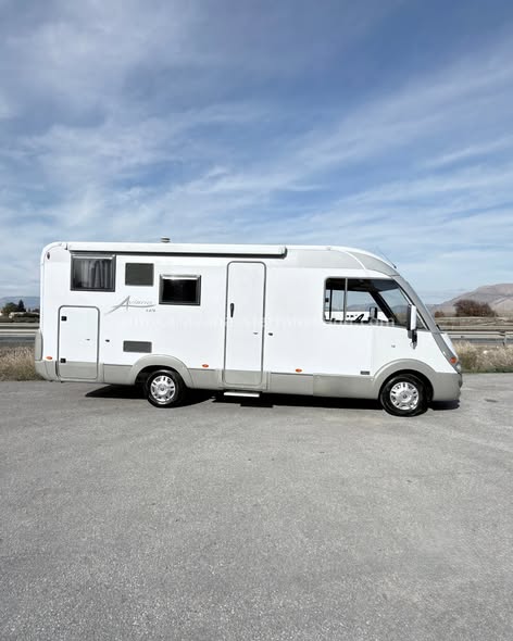 AUTOCARAVANA INTEGRAL BURSTNER AVIANO I675 
En Autocaravanas Sierra Nevada llevamos más de 20 años ayudando a nuestros clientes a cumplir el sueño de viajar con libertad.
Nacimos en 2004 con una idea clara: ofrecer autocaravanas de segunda mano en estado impecable, seleccionadas con exigencia y revisadas con el máximo detalle.
Cada vehículo pasa por una revisión exhaustiva de más de 30 puntos, realizada por técnicos especializados que garantizan su perfecto funcionamiento.
Cada vehículo es revisado y reacondicionado a fondo, cuidando cada detalle para que luzca, funcione y se sienta como nuevo, preparado para ofrecer años de fiabilidad y disfrute.
Para más información o precio 💵 consulté en nuestra web www.autocaravanassierranevada.com
o haga click 👉🖱️ en nuestro enlace ⬇️👇
https://autocaravanassierranevada.com/.../25-100.../ 
¿Quieres pagar a plazos?
Llama y te informamos sin compromiso
📞617 79 57 19
📞687 85 35 11
EQUIPAMIENTO Y EXTRAS 👇
MOTOR: FIAT DUCATO 3.0 MULTIJET 160cv
AÑO: 2008
KM:  62.000
Medidas exteriores: 6,90m x 2,90m
Plazas:  4
EXTRAS Y EQUIPAMIENTO
-Medida maletero con doble acceso: ( 2,10m  x 1,10m x 1,20m)
-Camas (Transversal/Colgante en cabina)
- Aire acondicionado de motor
- Espejos eléctricos 
- Equipo multimedia 
- Asientos giratorios
- Oscurecedores REMIS en cabina completa 
- Mosquiteras en ventanas, claraboyas y puerta principal
- Claraboyas transparentes y claraboya XXL en salón 
- Frigo DOMETIC (220v, Gas, 12v, Auto) 150L capacidad 
- Extractor de humos 
- Ducha con mampara dentro de aseo 
- Batería de 95ah 
- Calefacción Trumatic c 
- TV 12 V 
- Escalón eléctrico de aluminio 
- Toldo THULE de 4m 
- Neumáticos reforzados especial camper
https://autocaravanassierranevada.com/
#autocaravanasgranada
#autocaravanaocasion
#autocaravanasdeocasion
